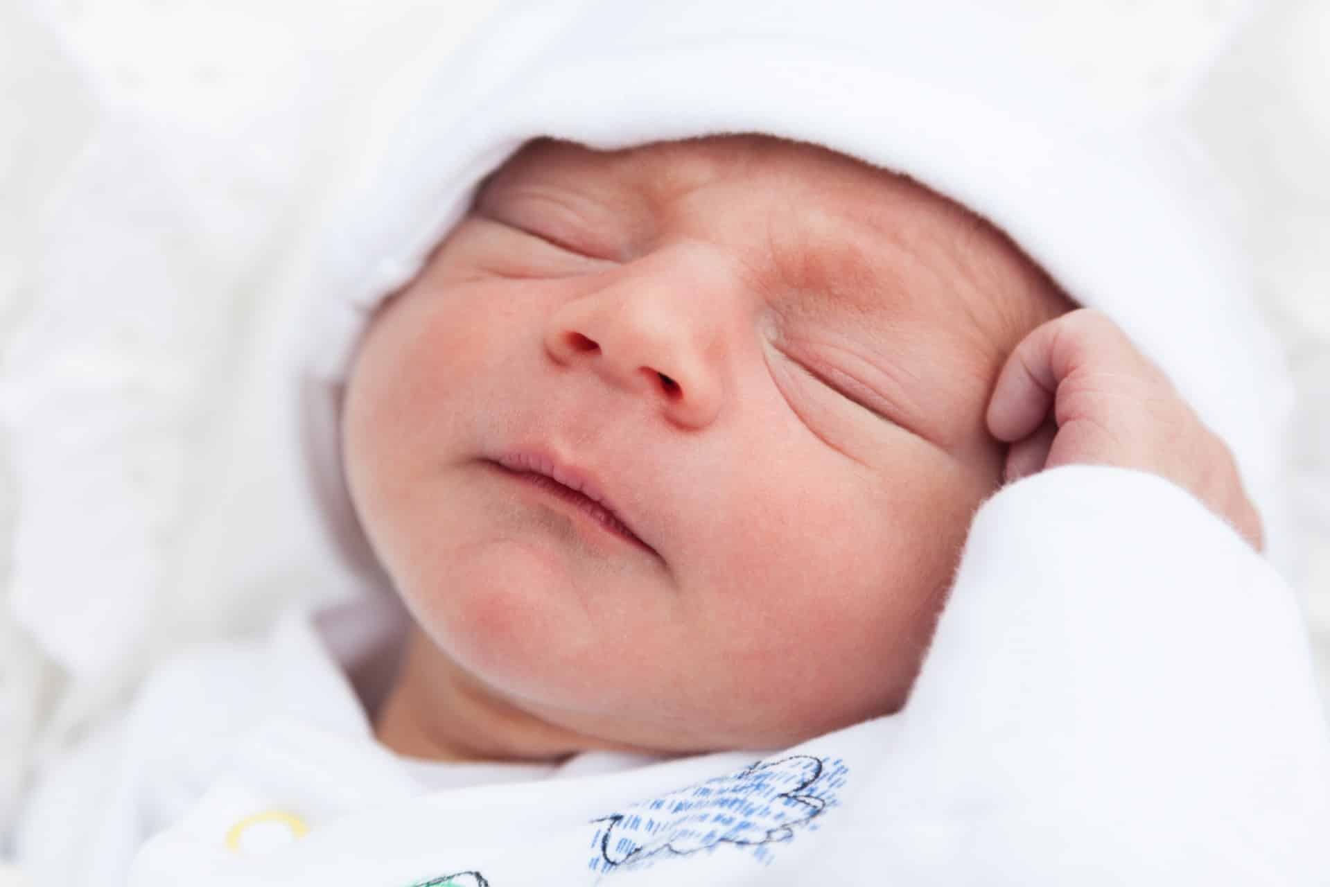 newborn sleeping, rooming in